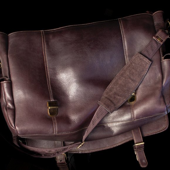 Vintage-Style Brown Leather Messenger Bag With Adjustable Strap and Buckles - Picture 3 of 13